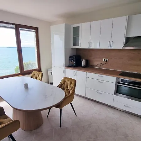 под наем с фронтална гледка море, гр. влас
